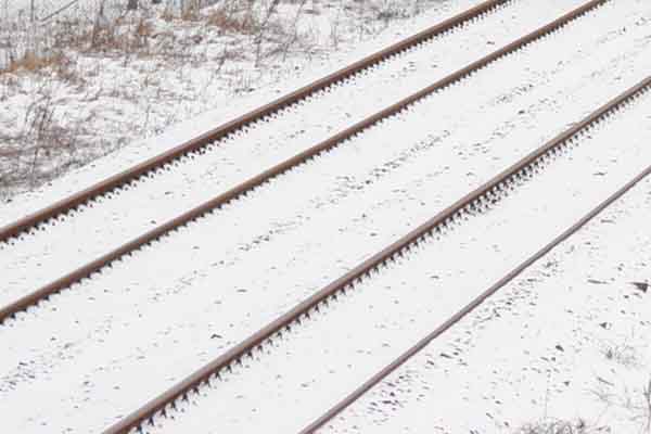 Śnieg utrudnia życie na kolei