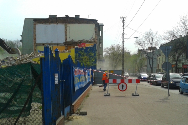 Rozbiórka budynku w centrum Pruszkowa