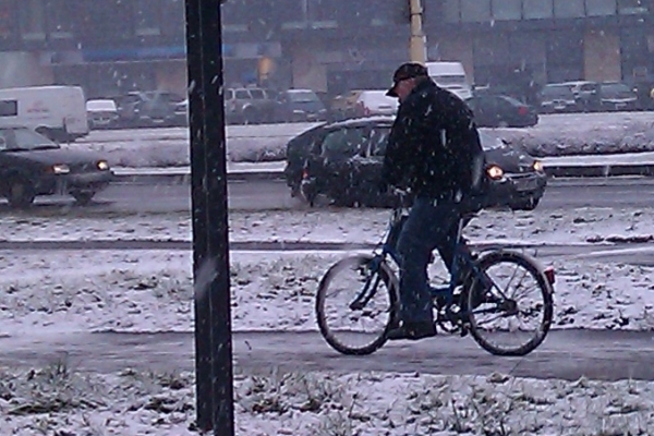 Śnieg ze ścieżek rowerowych za miasto
